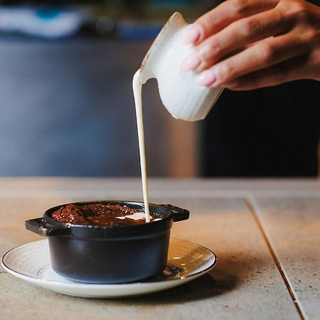 Stock Exchange Hotel, Manchester, Autograph Collection Bagian luar foto A pot of chocolate pudding being topped with cream