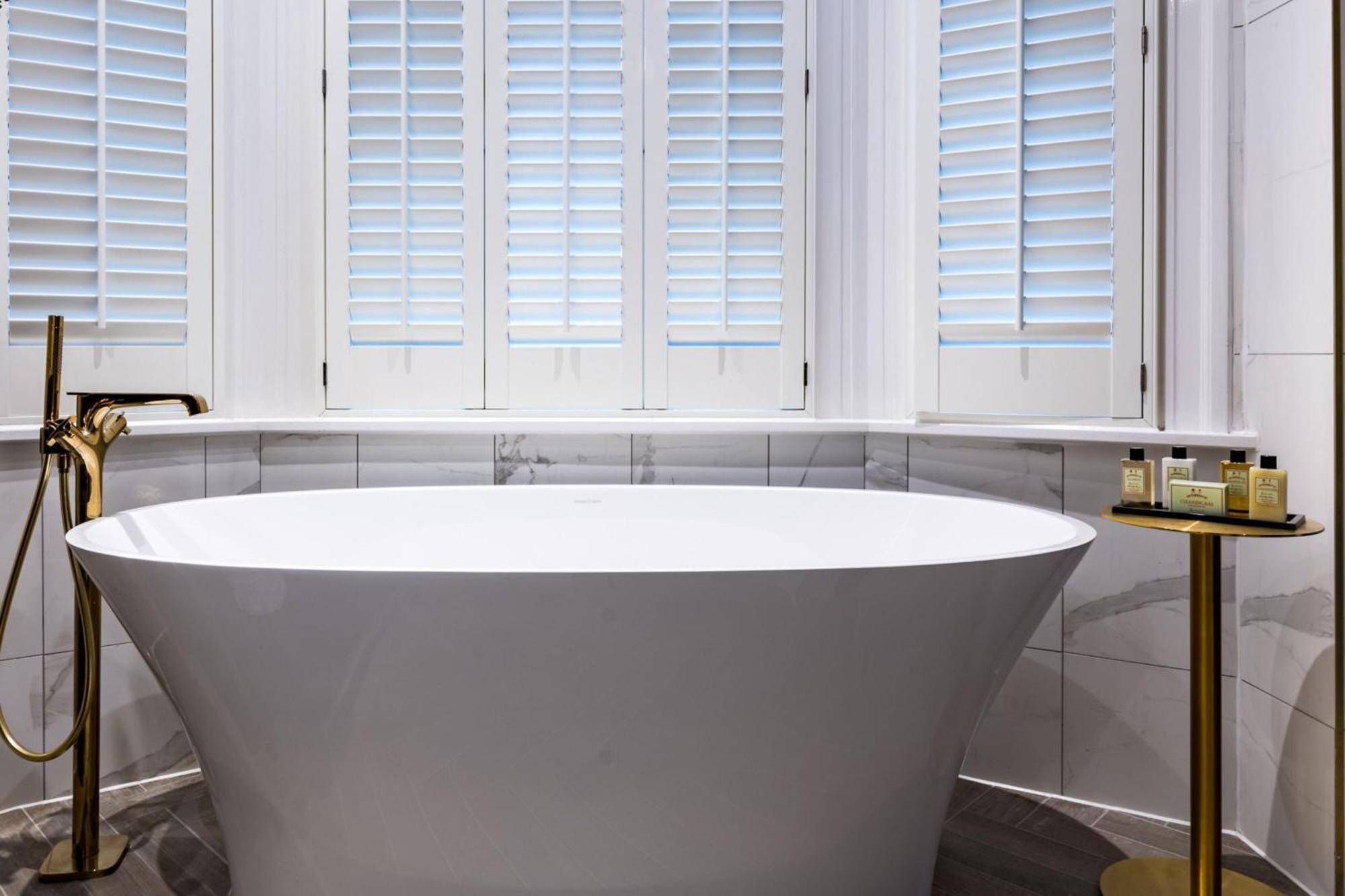 Stock Exchange Hotel, Manchester, Autograph Collection Bagian luar foto Bathroom shutters