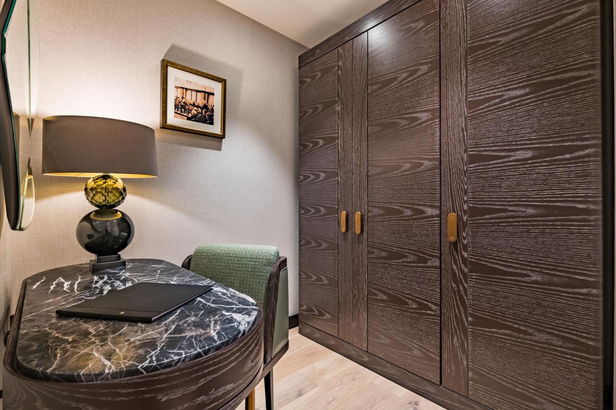 Stock Exchange Hotel, Manchester, Autograph Collection Bagian luar foto A fitted wardrobe