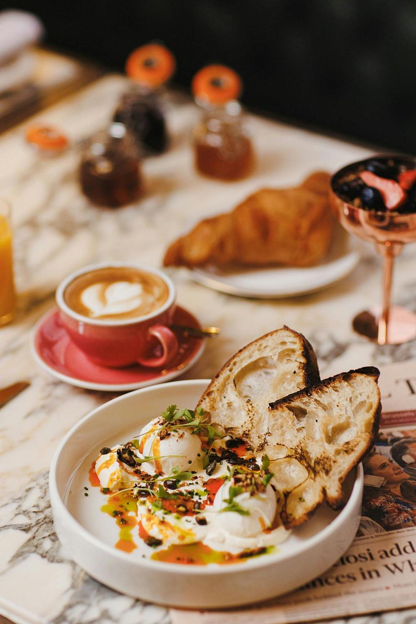 Stock Exchange Hotel, Manchester, Autograph Collection Bagian luar foto A typical breakfast in Paris